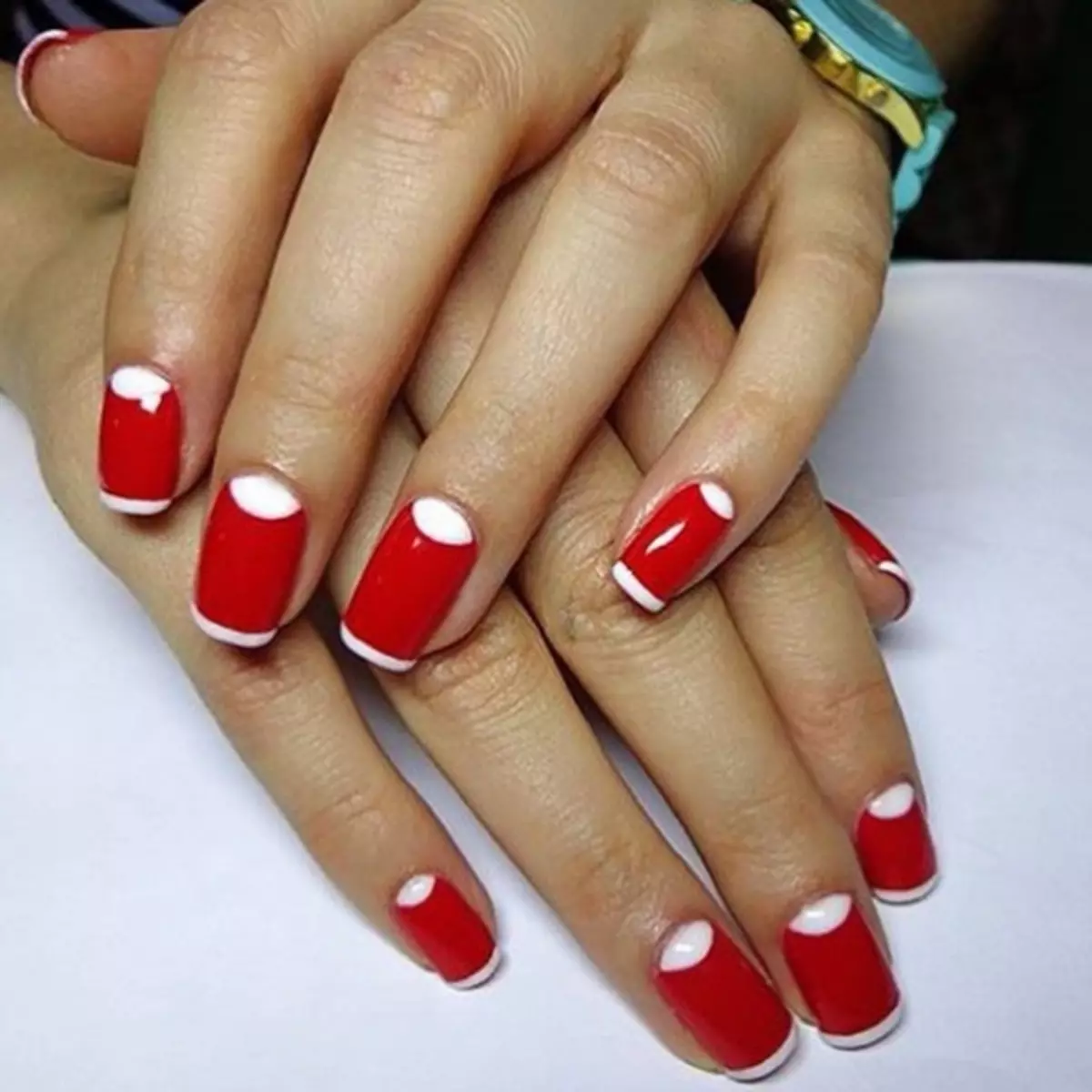 Red Moon Manicure (51 gambar): Reka bentuk kuku merah dengan paru-paru putih dan rhinestones 24406_16