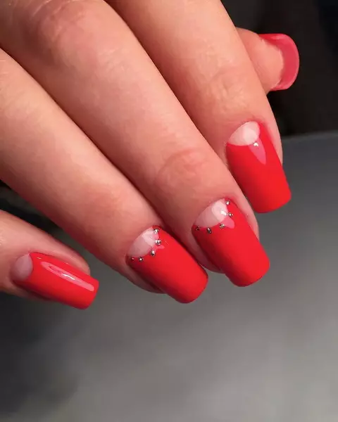 Red Moon Manicure (51 gambar): Reka bentuk kuku merah dengan paru-paru putih dan rhinestones 24406_17