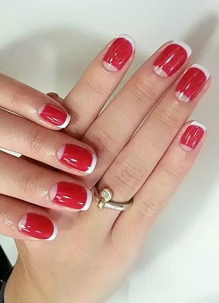 Red Moon Manicure (51 gambar): Reka bentuk kuku merah dengan paru-paru putih dan rhinestones 24406_18