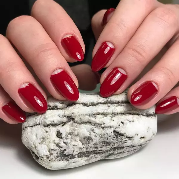 Red Moon Manicure (51 gambar): Reka bentuk kuku merah dengan paru-paru putih dan rhinestones 24406_19