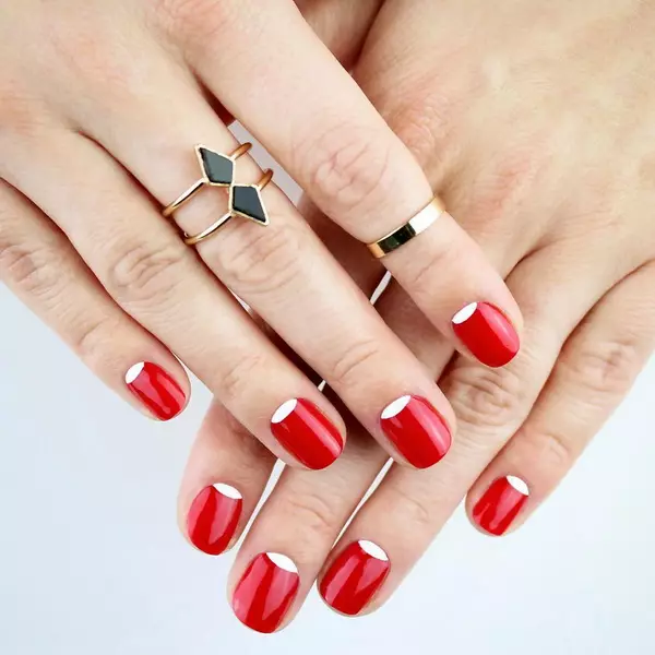 Red Moon Manicure (51 gambar): Reka bentuk kuku merah dengan paru-paru putih dan rhinestones 24406_20