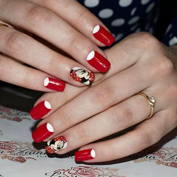 Red Moon Manicure (51 gambar): Reka bentuk kuku merah dengan paru-paru putih dan rhinestones 24406_22