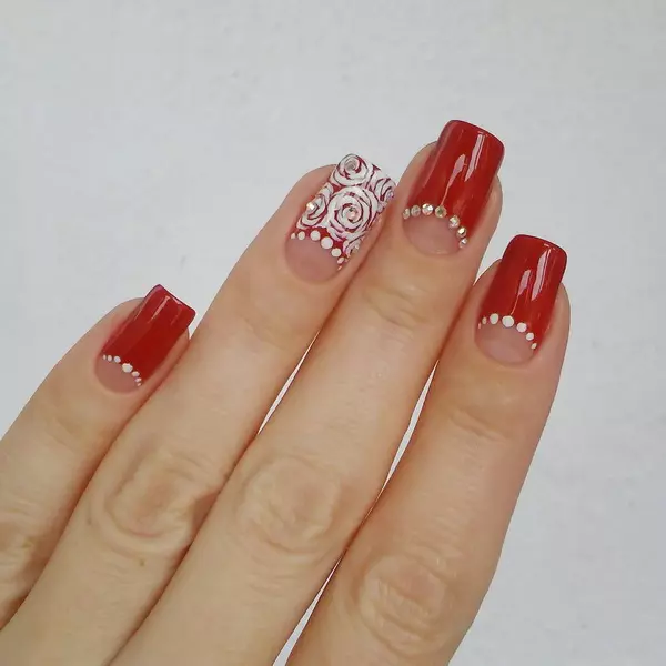 Red Moon Manicure (51 gambar): Reka bentuk kuku merah dengan paru-paru putih dan rhinestones 24406_45