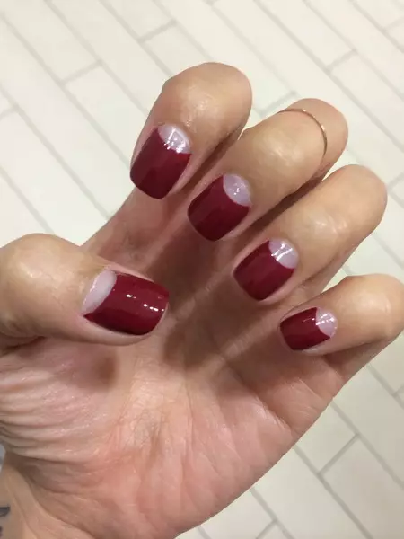 Red Moon Manicure (51 gambar): Reka bentuk kuku merah dengan paru-paru putih dan rhinestones 24406_5