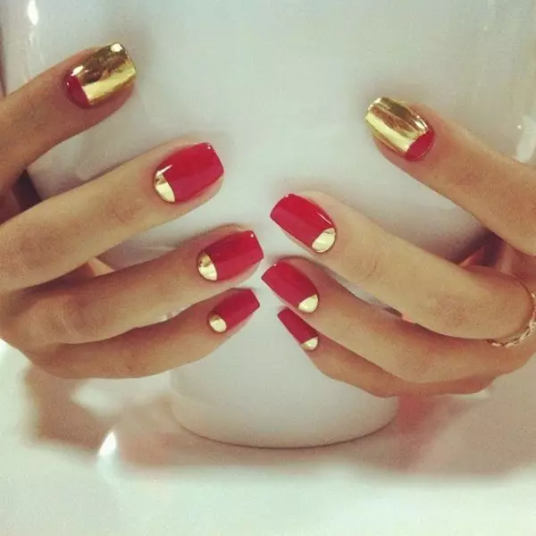 Red Moon Manicure (51 gambar): Reka bentuk kuku merah dengan paru-paru putih dan rhinestones 24406_50