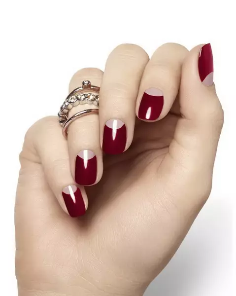 Red Moon Manicure (51 gambar): Reka bentuk kuku merah dengan paru-paru putih dan rhinestones 24406_6