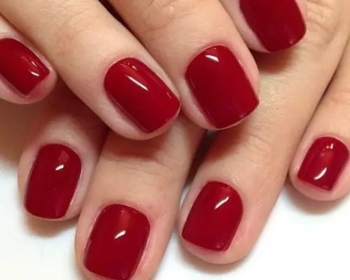 Manicura roja con diseño (66 fotos): ¿Qué tan hermosa para hacer uñas con barniz? 24408_11