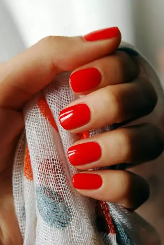 Manicura roja con diseño (66 fotos): ¿Qué tan hermosa para hacer uñas con barniz? 24408_12