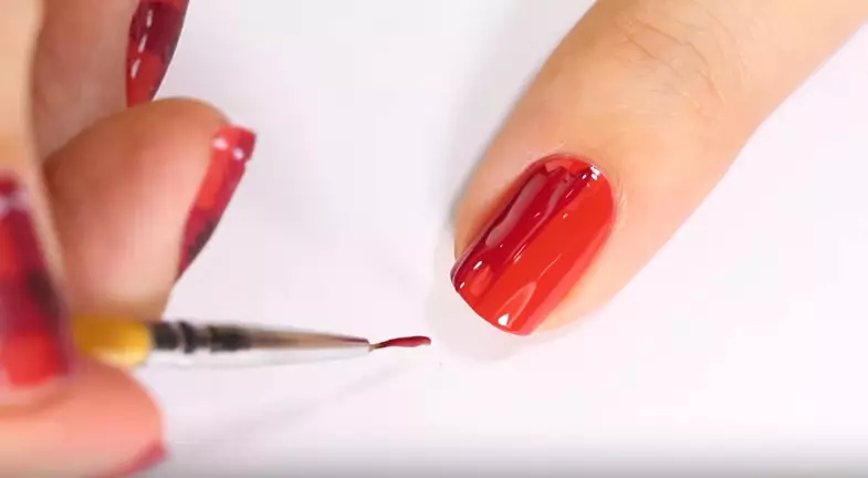 La manicura vermella amb un disseny (66 fotos): Que bonica per fer les ungles amb vernís? 24408_16