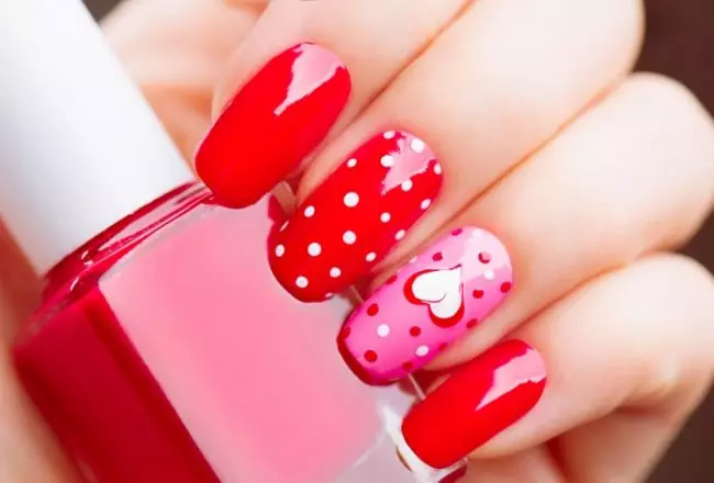 La manicura vermella amb un disseny (66 fotos): Que bonica per fer les ungles amb vernís? 24408_17