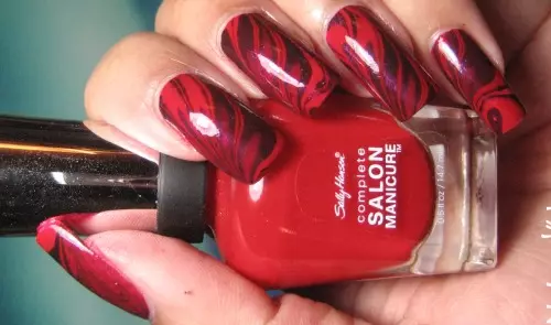 Rød manicure med design (66 billeder): Hvor smukt at lave negle med lak? 24408_30