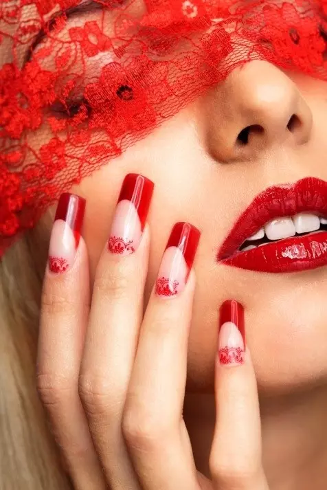 Manicure merah dengan desain (66 foto): Seberapa cantik membuat kuku dengan pernis? 24408_34