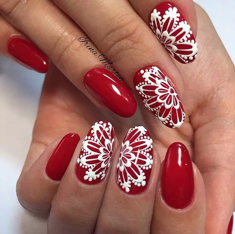Rød manicure med design (66 billeder): Hvor smukt at lave negle med lak? 24408_38
