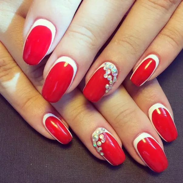 Manicura roja con diseño (66 fotos): ¿Qué tan hermosa para hacer uñas con barniz? 24408_42