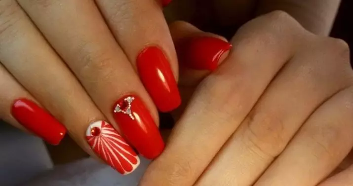 Červená manikúra s designem (66 fotografií): Jak krásné dělat nehty s lakem? 24408_5