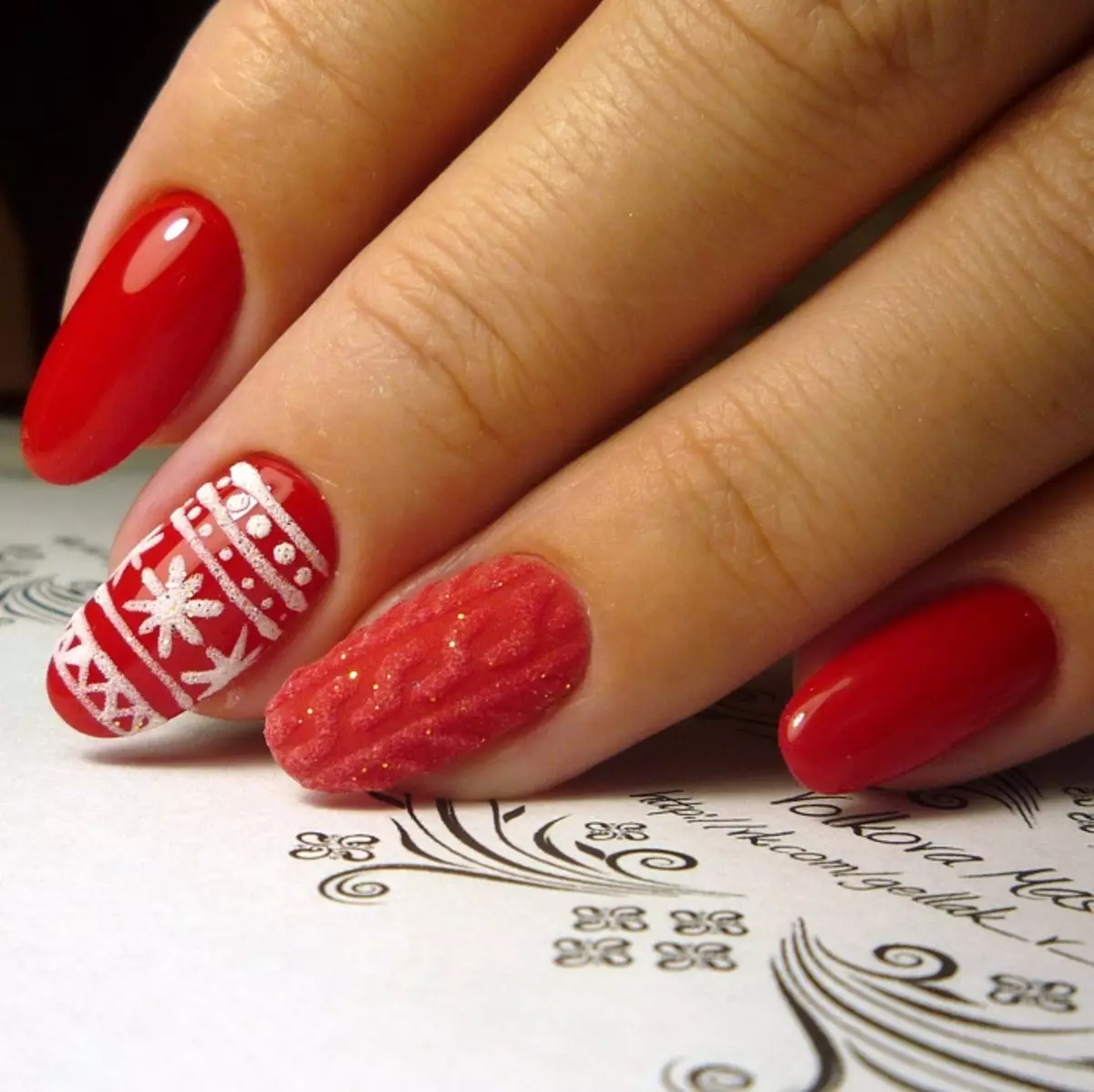 Manikyr i kuq me dizajn (66 foto): Sa e bukur për të bërë thonjtë me llak? 24408_50