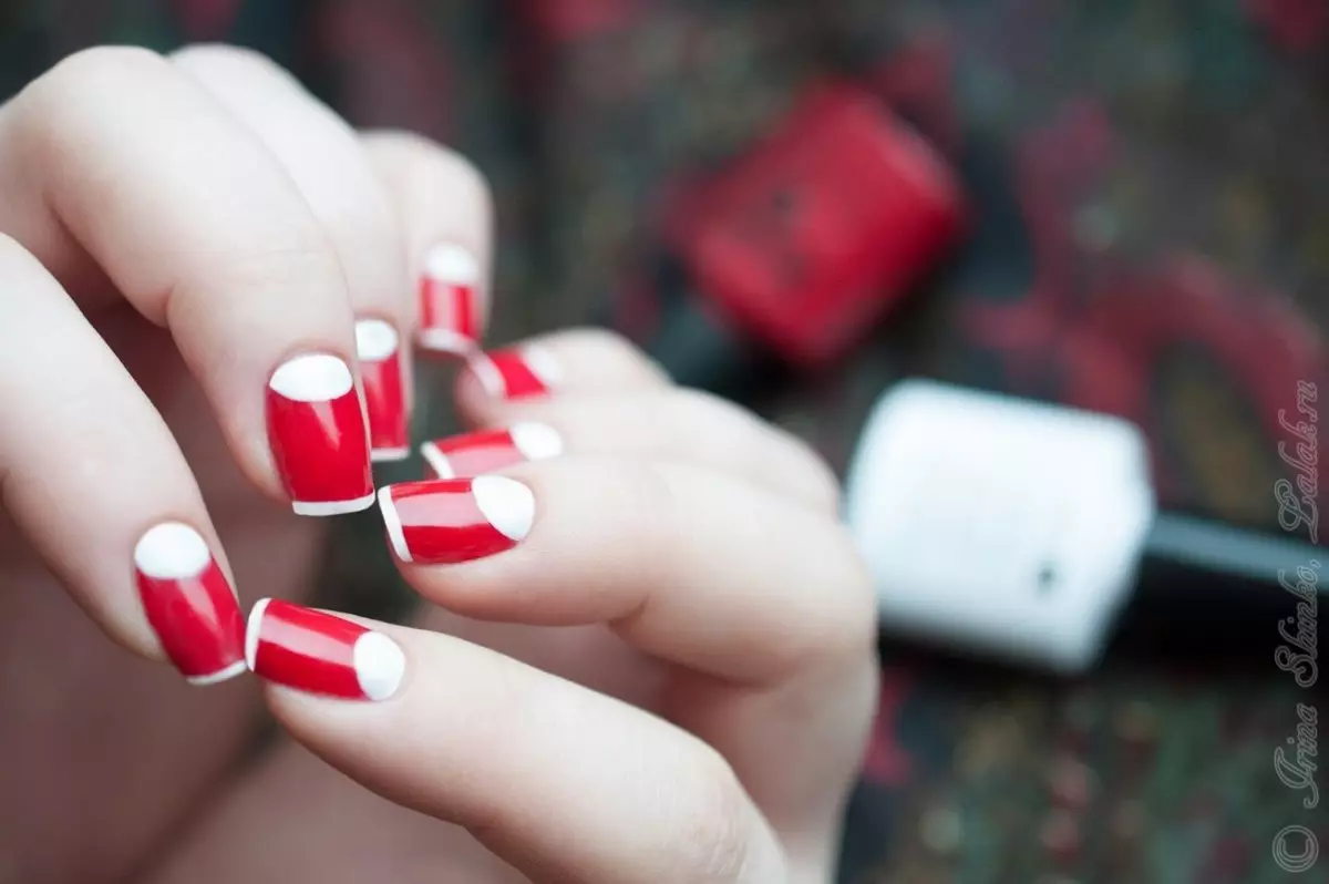Manicure merah dengan desain (66 foto): Seberapa cantik membuat kuku dengan pernis? 24408_61