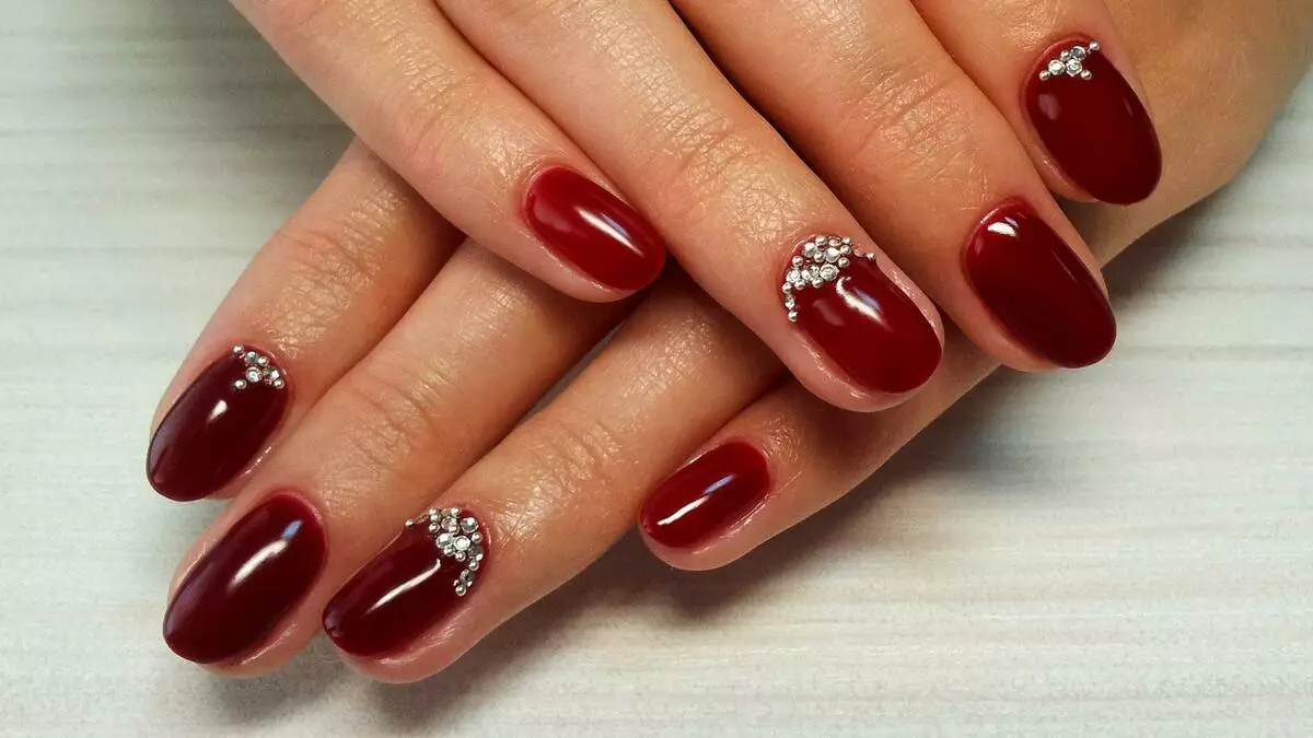 Red manicure with design (66 photos): How beautiful to make nails with varnish? 24408_64