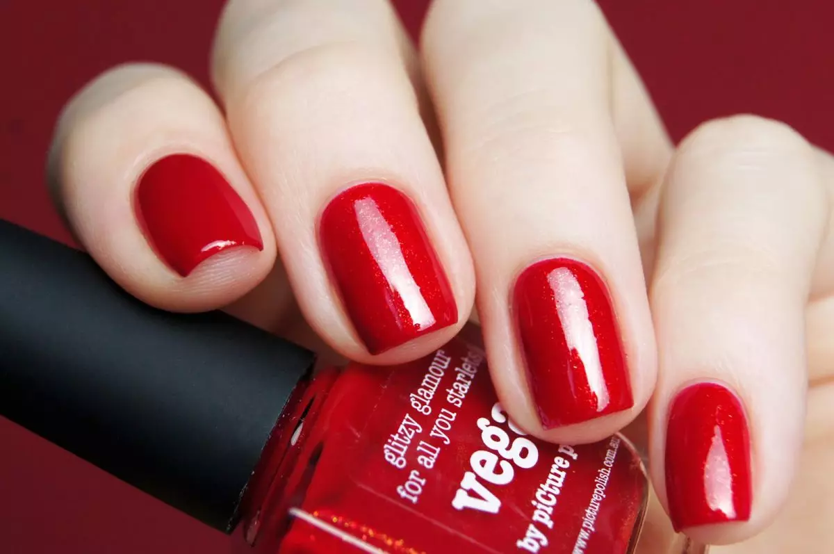 Red Manicure cu design (66 fotografii): Cât de frumos să faci unghii cu lac? 24408_66