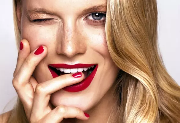 Manucure rouge avec design (66 photos): quelle belle pour faire des ongles avec vernis? 24408_8