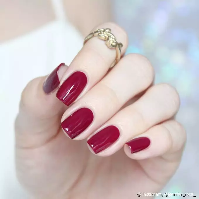 Manicura roja con diseño (66 fotos): ¿Qué tan hermosa para hacer uñas con barniz? 24408_9