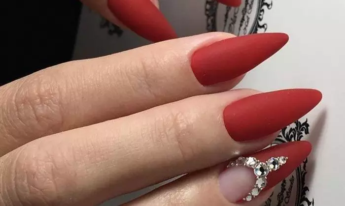 Uñas longas Red (32 fotos): Ideas Manicura proxecto 24409_10