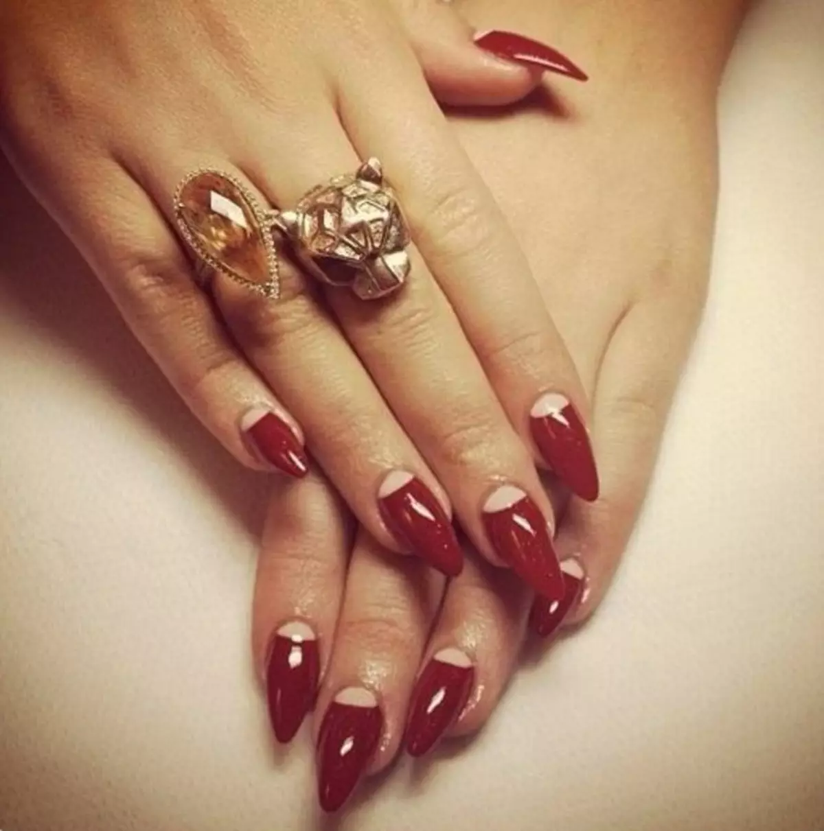 Långa röda naglar (32 foton): Manicure Design Ideas 24409_21