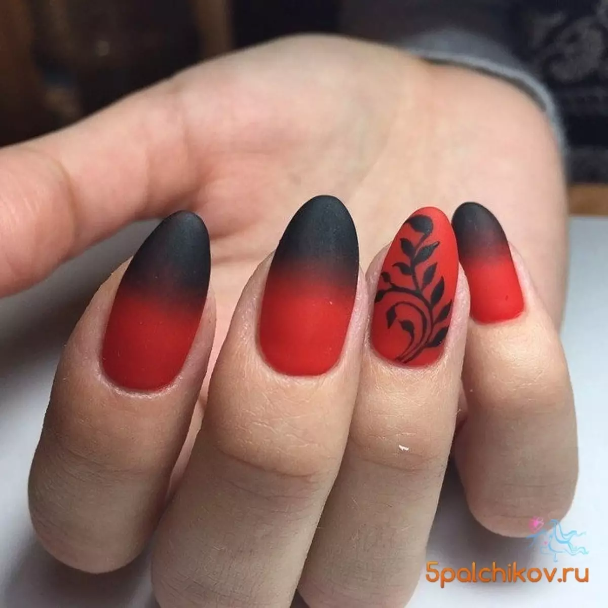 Long Red Nails (32 foto): idee di design manicure 24409_22
