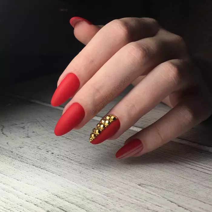 Largas uñas rojas (32 fotos): ideas de diseño de manicura 24409_32