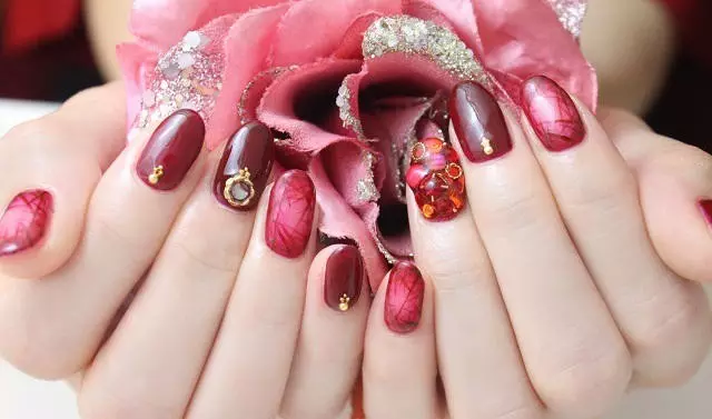 Red Manicure Ombre (38 Foto): Gradien Cantik pada Kuku 24410_15
