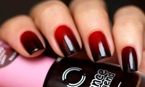 Red Manicure Ombre (38 fotos): Hermosa gradiente en las uñas 24410_23