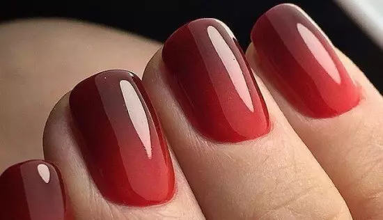 Red Manicure Ombre (38 ფოტო): ლამაზი გრადიენტი on ფრჩხილების 24410_24