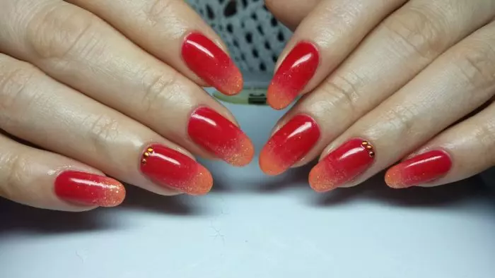 Manicura Vermella Ombre (38 fotos): Fermoso gradiente en uñas 24410_25