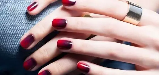 Manicure Vermelho Ombre (38 fotos): gradiente bonito em unhas 24410_29