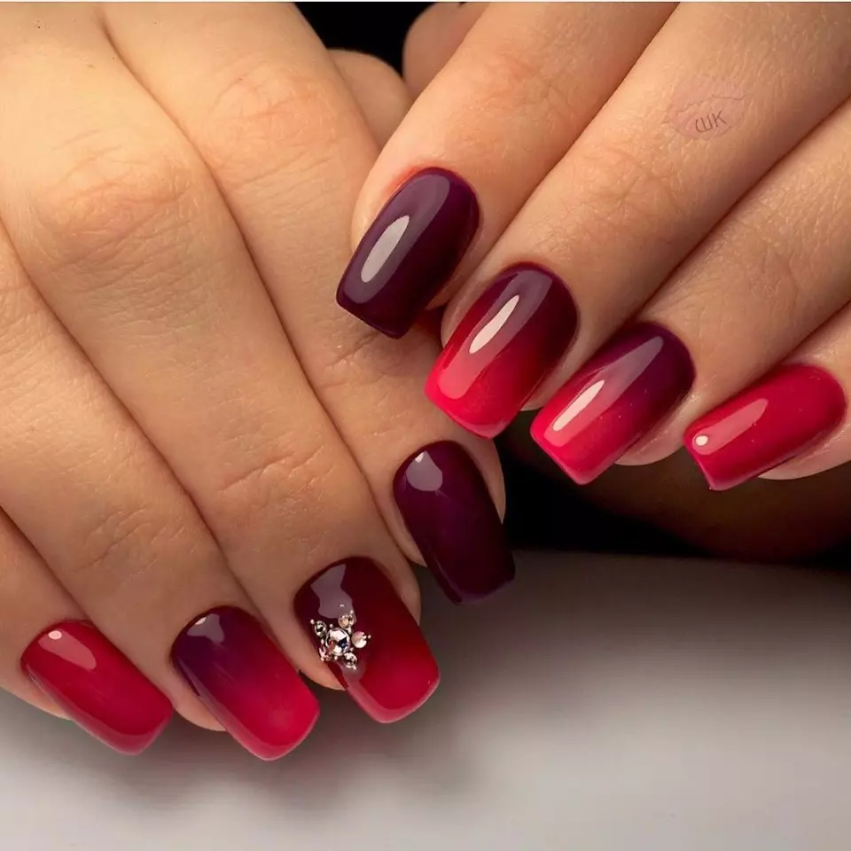 Rode Manicure Ombre (38 foto's): Mooie gradiënt op de nagels 24410_3