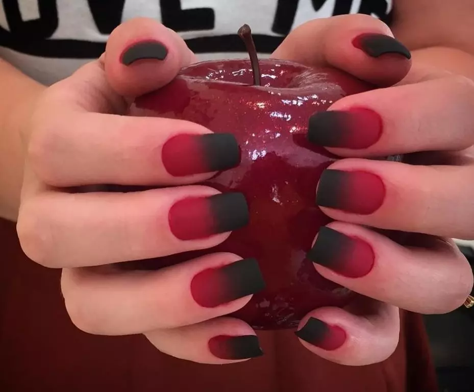 Red Manicure Ombre (38 fotos): Hermosa gradiente en las uñas 24410_35