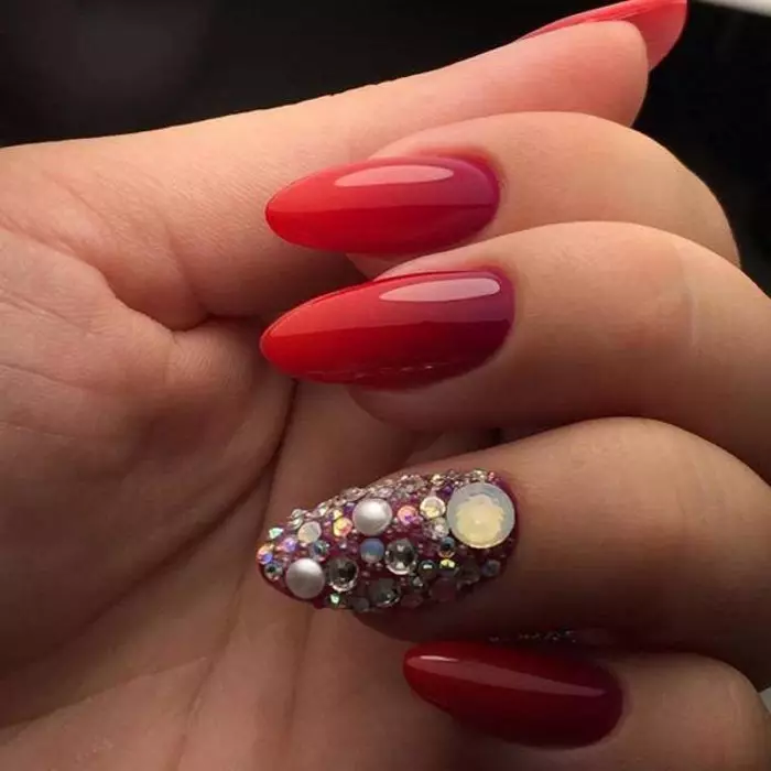 Red Manicure Ombre (38 fotos): Hermosa gradiente en las uñas 24410_6