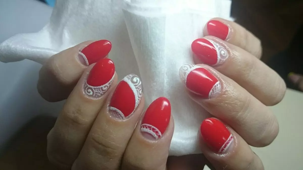 Rode en witte manicure (68 foto's): Rood nagelontwerp met wit vernis patroon, manicure gradiënt met bloemen en steentjes 24413_16