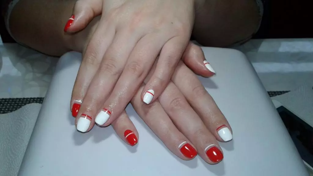 Rdeča in bela manikura (68 fotografij): Rdeča zasnova nohtov z belim vzorcem laka, gradient manikura s cvetjem in okrasnimi 24413_19