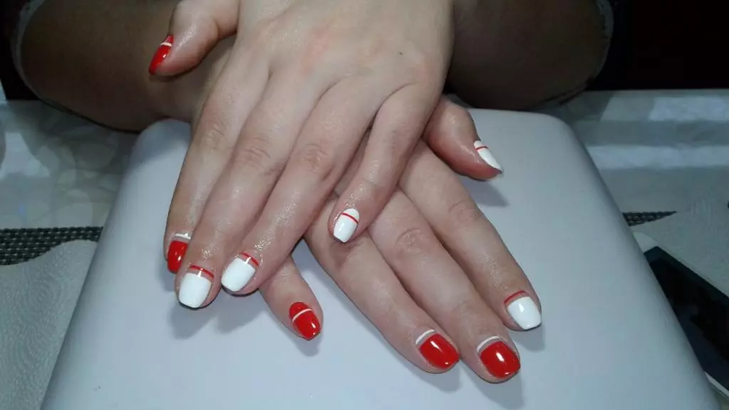 Red da farin Manicure (68 Hoto): Red Nail Designate tare da farin Varnish Tsarin, Manicure Gradient Tare da Furanni da Rhinestones 24413_19