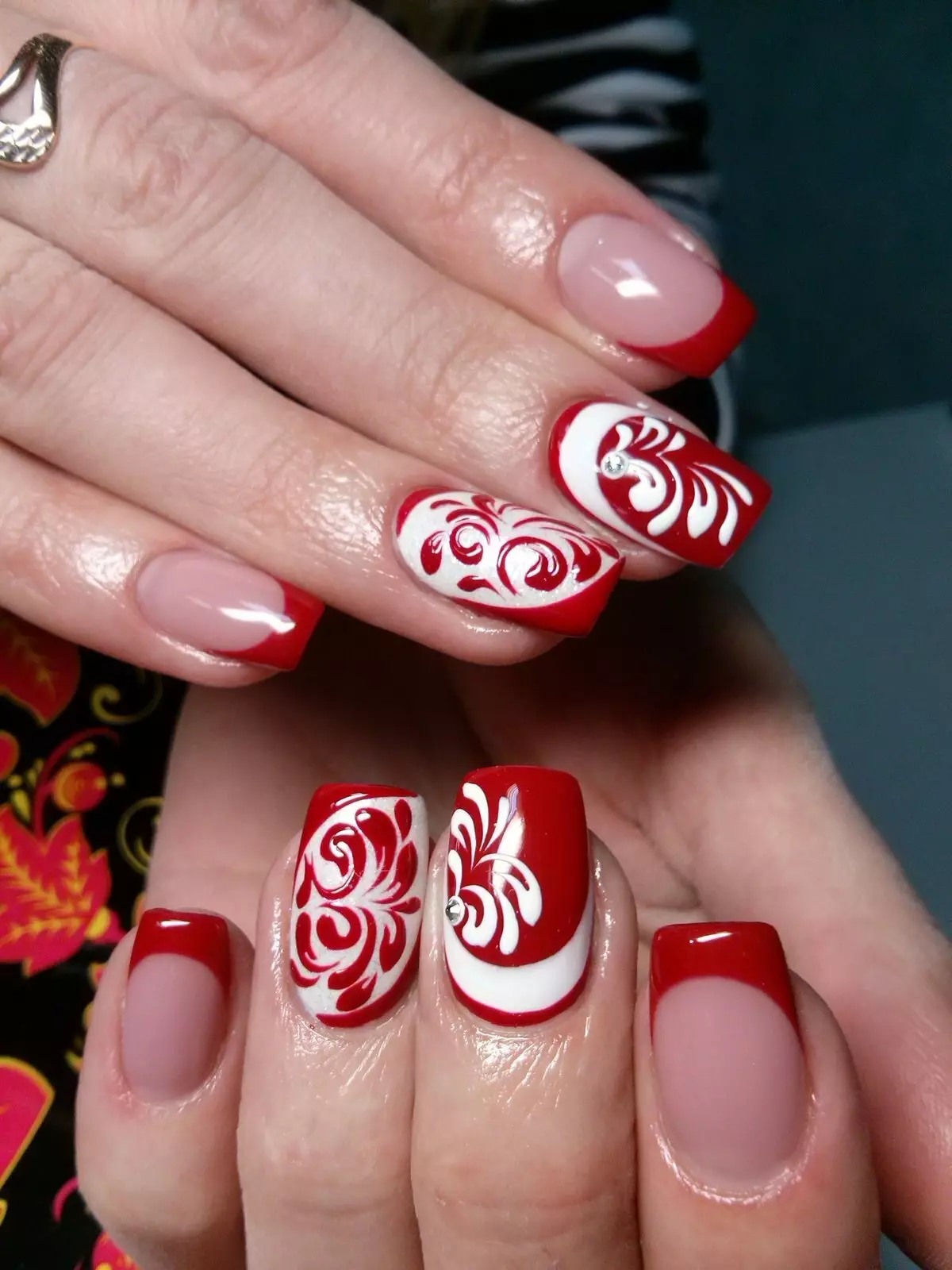 Crvene i bijele manikir (68 slike): crvena dizajn noktiju sa bijelim lakom uzorkom, manikir gradijent sa cvijećem i cirkonima 24413_21