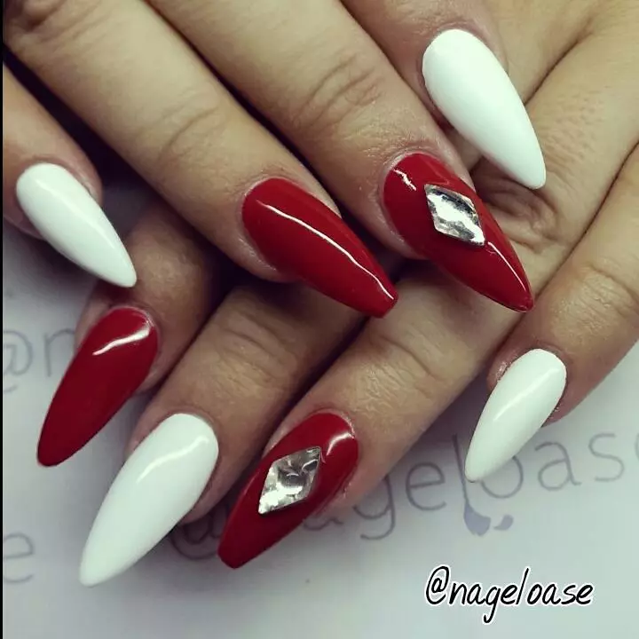Manichiură roșie și albă (68 fotografii): Design roșu de unghii cu un model de lac alb, gradient manichiură cu flori și pietre 24413_28
