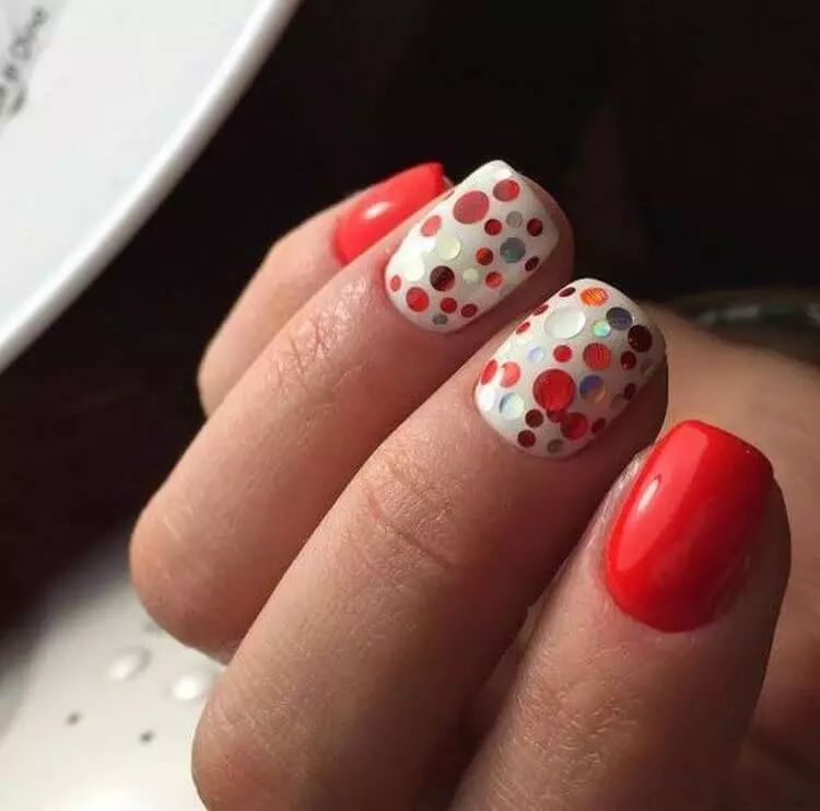 Crvene i bijele manikir (68 slike): crvena dizajn noktiju sa bijelim lakom uzorkom, manikir gradijent sa cvijećem i cirkonima 24413_30