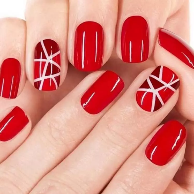 Red da farin Manicure (68 Hoto): Red Nail Designate tare da farin Varnish Tsarin, Manicure Gradient Tare da Furanni da Rhinestones 24413_31