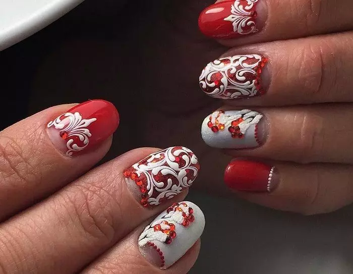 Rode en witte manicure (68 foto's): Rood nagelontwerp met wit vernis patroon, manicure gradiënt met bloemen en steentjes 24413_34