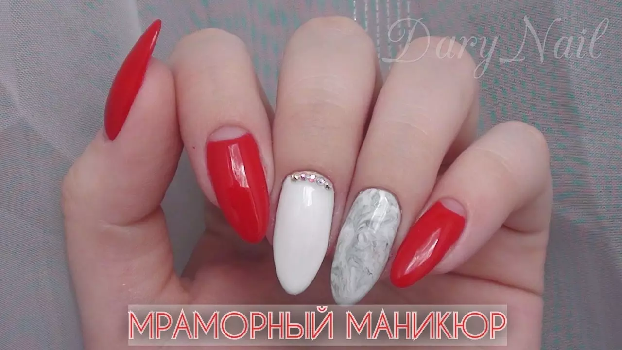Rode en witte manicure (68 foto's): Rood nagelontwerp met wit vernis patroon, manicure gradiënt met bloemen en steentjes 24413_38