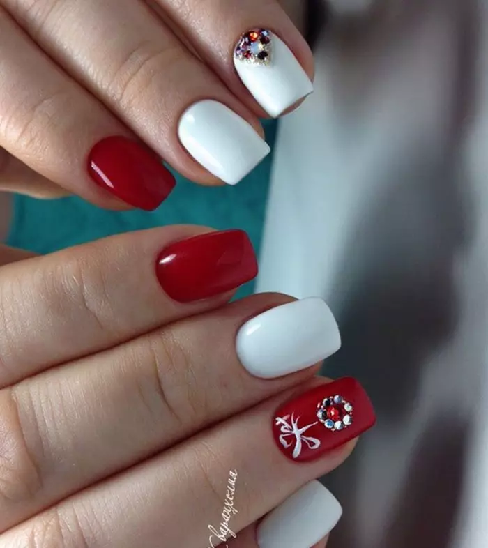 Manichiură roșie și albă (68 fotografii): Design roșu de unghii cu un model de lac alb, gradient manichiură cu flori și pietre 24413_4