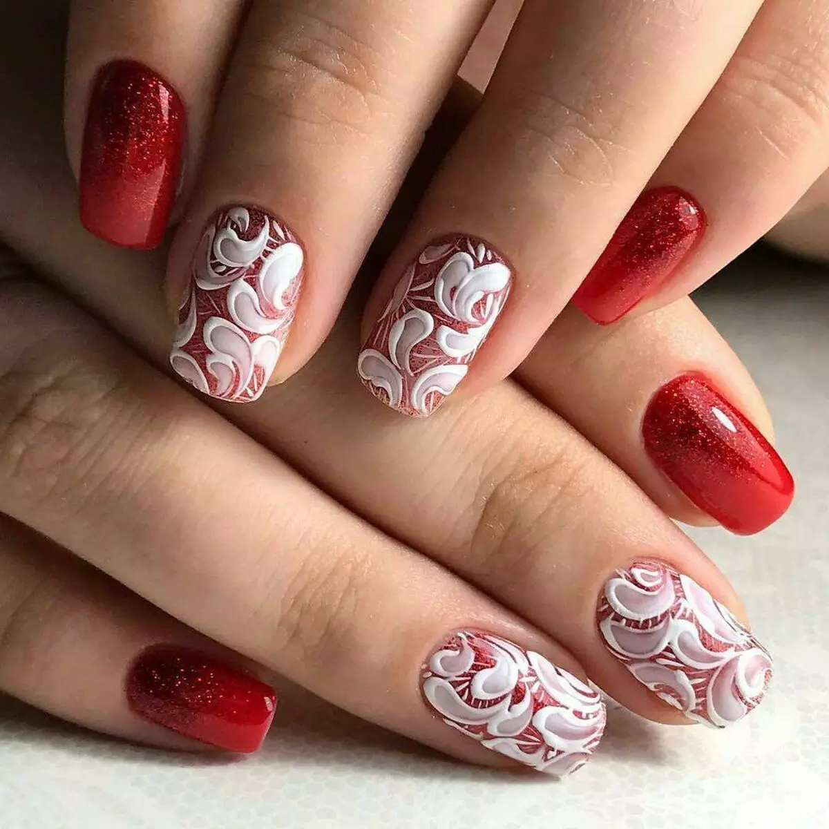 Làm móng tay đỏ và trắng (68 ảnh): Thiết kế móng tay màu đỏ với hoa văn vecnnish trắng, làm móng tay với hoa và kim cương giả 24413_41