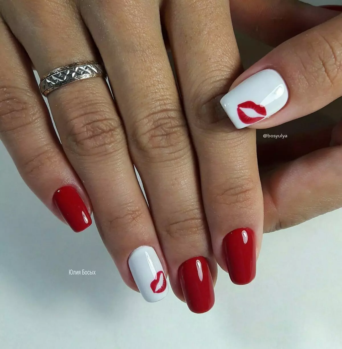 Làm móng tay đỏ và trắng (68 ảnh): Thiết kế móng tay màu đỏ với hoa văn vecnnish trắng, làm móng tay với hoa và kim cương giả 24413_42