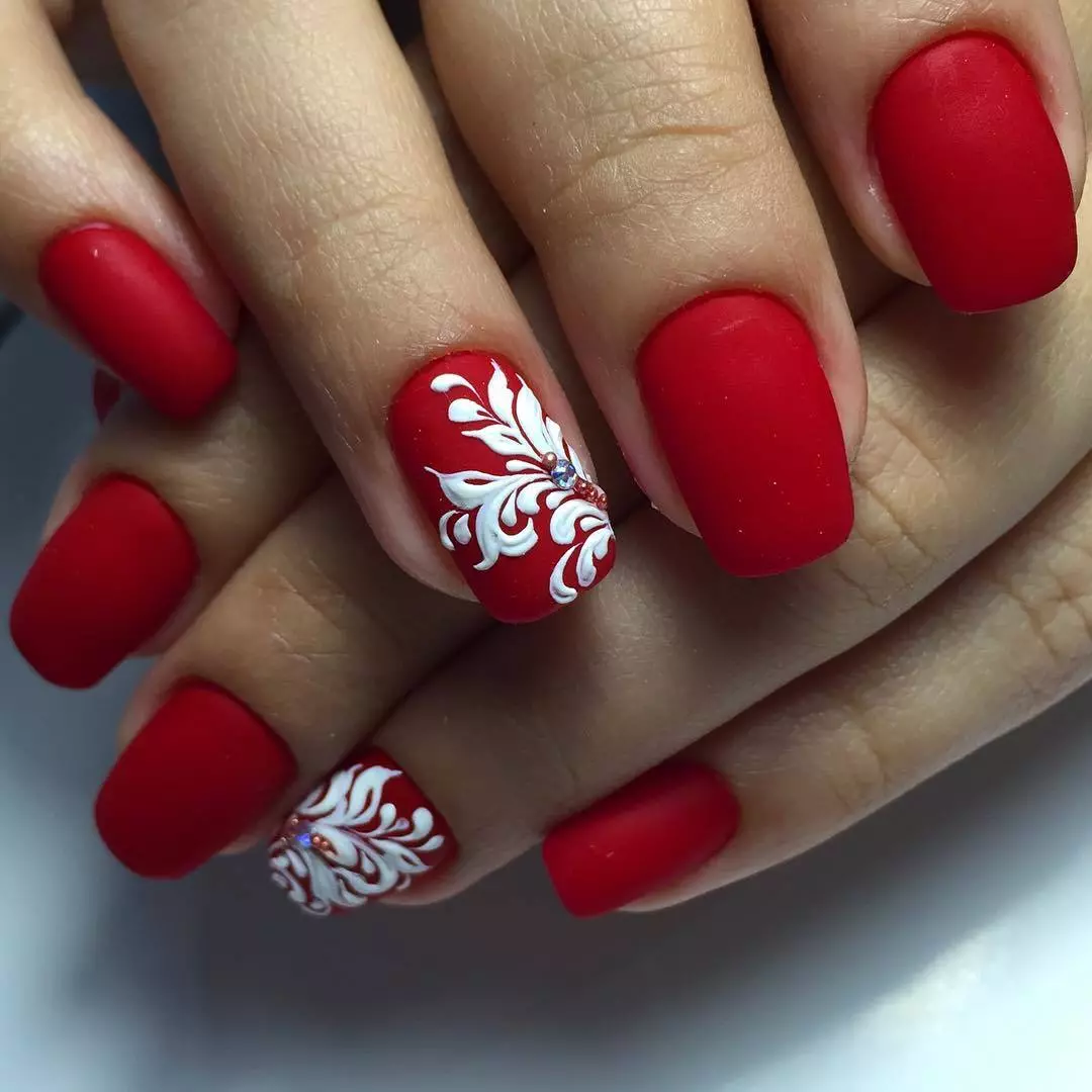 Crvene i bijele manikir (68 slike): crvena dizajn noktiju sa bijelim lakom uzorkom, manikir gradijent sa cvijećem i cirkonima 24413_43